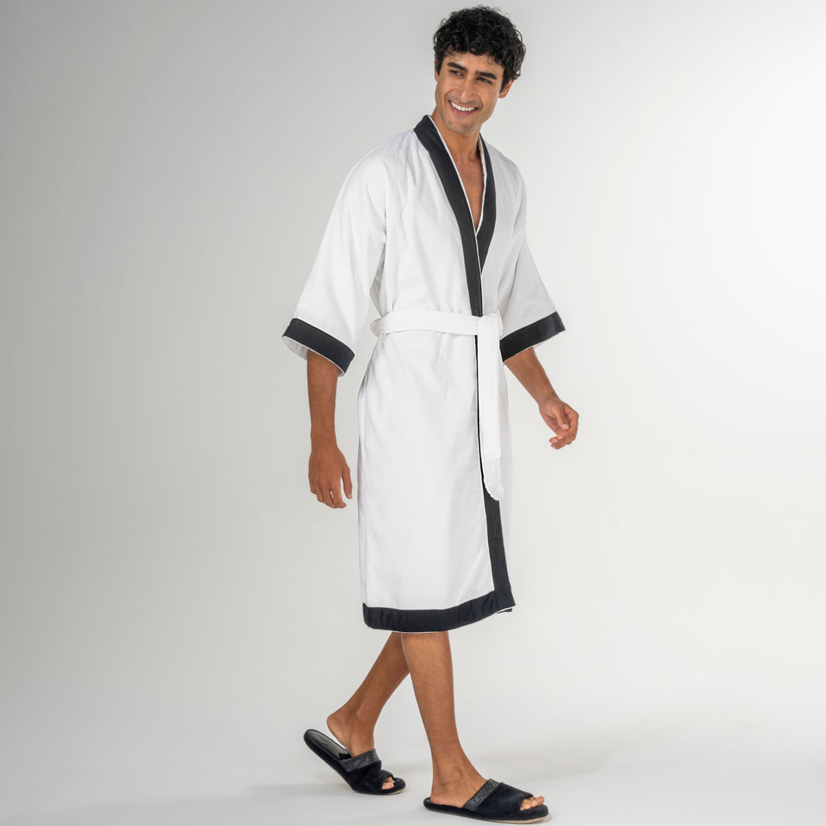 03 07 0165 Roupao Aveludado Vereda Branco Preto + 06 02 0049 Chinelo Murilo Preto 010